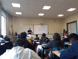Nicolas Besombes expliquant la recherche en esport aux élèves du lycée Hélène Boucher